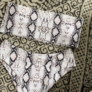 Women’s size medium swimsuit, nwot.